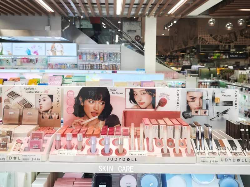 Judydoll display with Matte Lip Cream, Iron Mascara and Highlight & Contour Palette